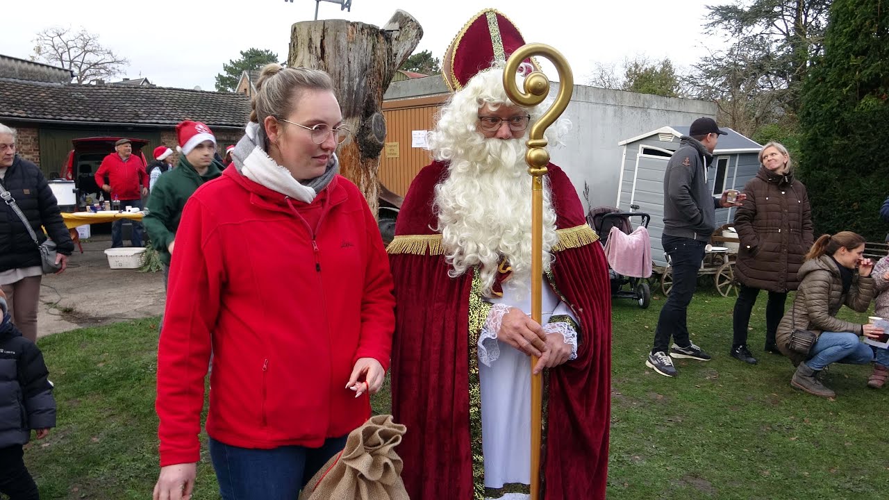 2025 Weihnachtsbaum bei Lehmanns: Der Nikolaus war da....