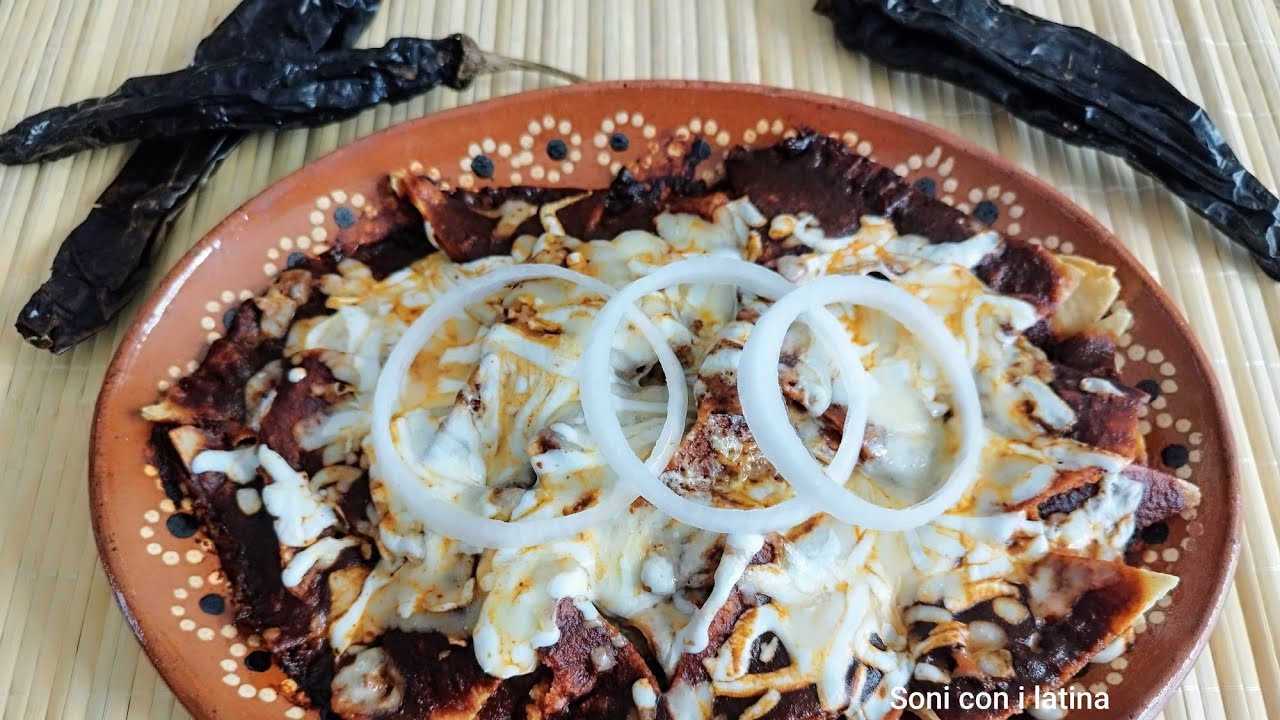 El sabor ahumado que enamora| CHILAQUILES EN SALSA PASILLA 🔥🍲