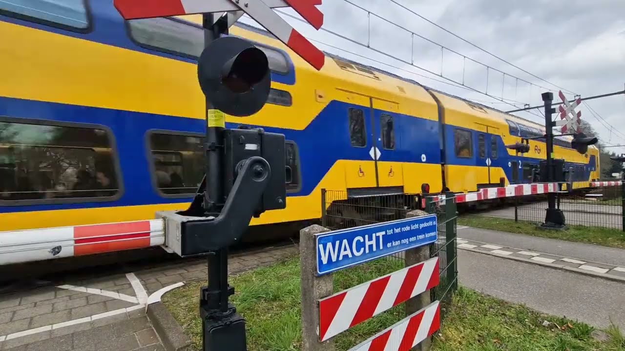 Spoorwegovergang Rosmalen // Dutch Railroad Crossing