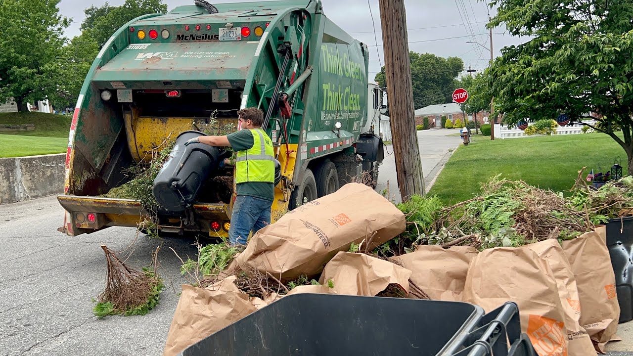 WM Perkins Tipper Garbage Truck Packing Out On Summer Yard Waste Plies