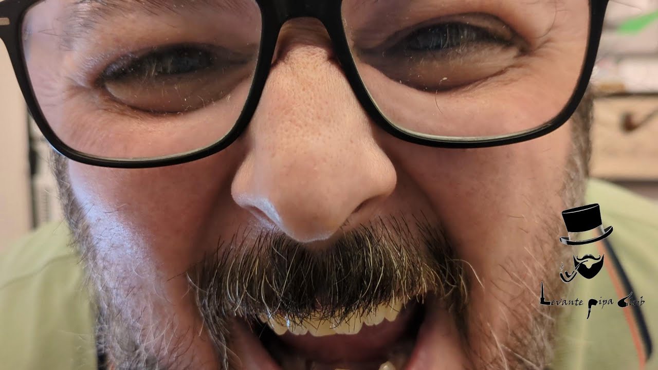 Cinque tabacchi in busta e una minaccia a uno youtuber