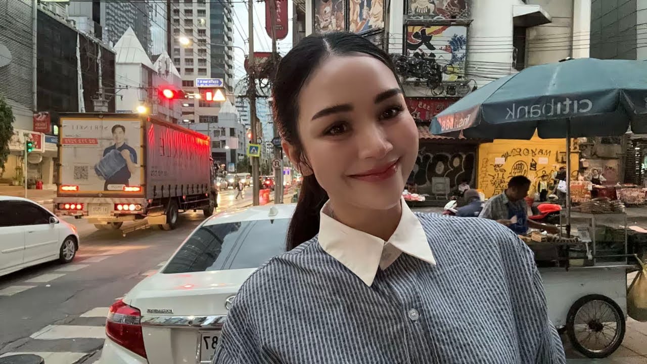 LIVE Street Café - Welcome Family 🤗 Ploysai Coffee Lady in Bangkok Thailand - Thai Street Food