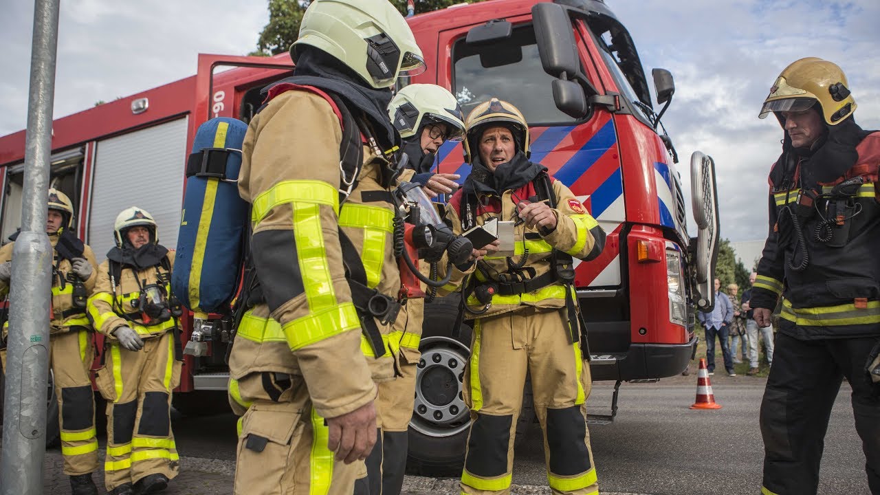 Spectaculaire brandweeroefening in politiebureau Eerbeek