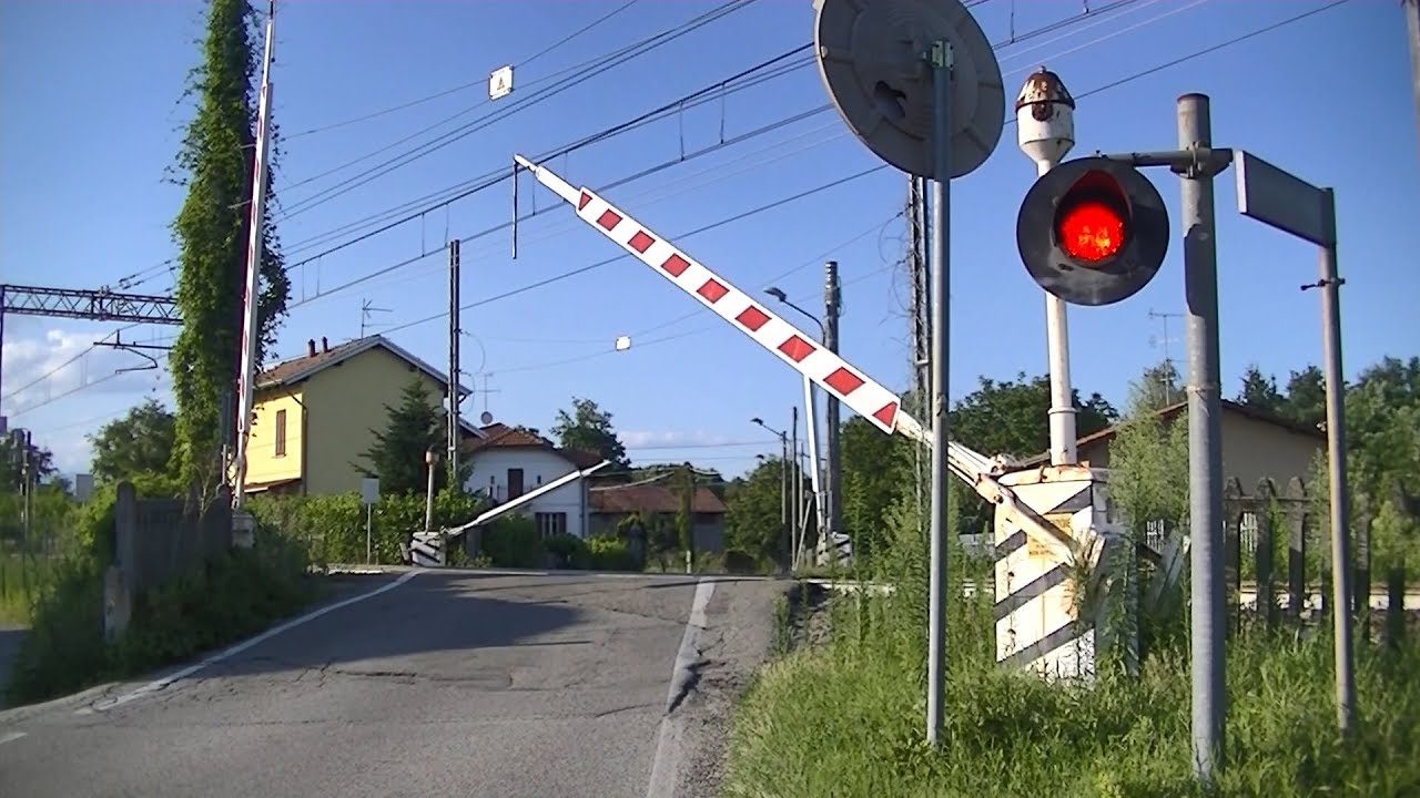 Spoorwegovergang Borgomanero (I) // Railroad crossing // Passaggio a livello