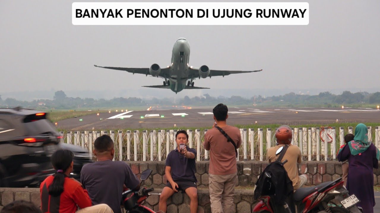 Ramai Penonton Lihat Pesawat Take Off Di Runway 08 Bandara Adi Soemarmo Hari Minggu