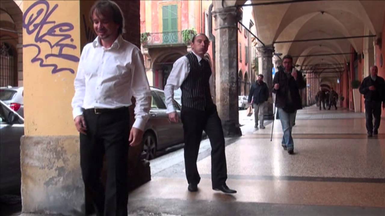LA POLKA CHINATA SOTTO I PORTICI