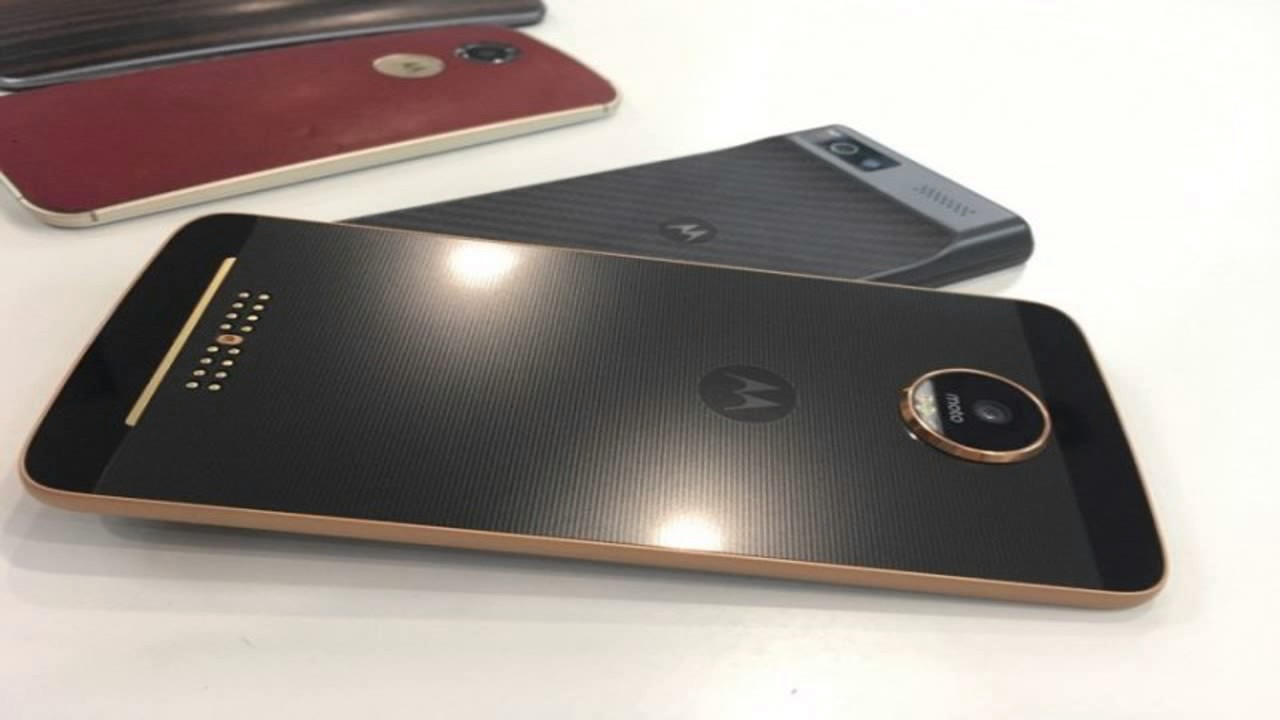 Moto Mods Review: JBL SoundBoost, Lenovo Insta Share Projector, and Tumi Battery