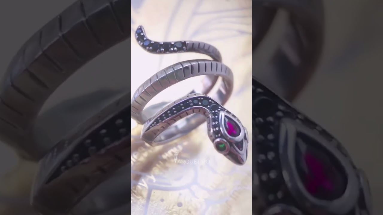 Anel Cobra em Prata 925 Ajustável da Arquétiposhop. Coleção Cobra Mística em Zircônias Coloridas