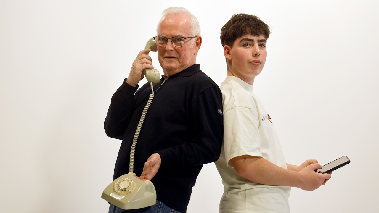 Un teléfono y dos generaciones