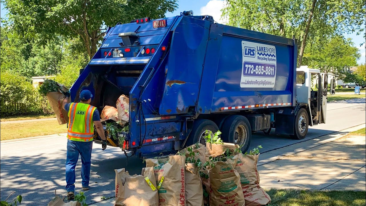 Lakeshore Recycling Systems 354: CCC LET2 Heil DuraPack 5000 Rear Loader Garbage Truck