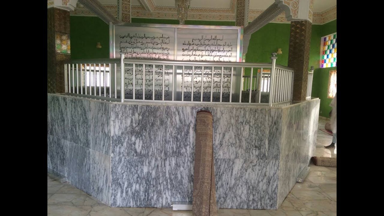 Mausolee Mame Asta Walo Mbacke Nawel:avant et après réfection par Serigne Idrissa Sayfoul khadim