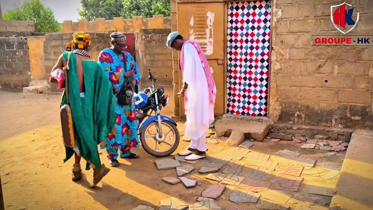 Le Fou Woroli, Boua Ladji et Diabate vendeur de Terrain V8 et Batiani l'acheteur