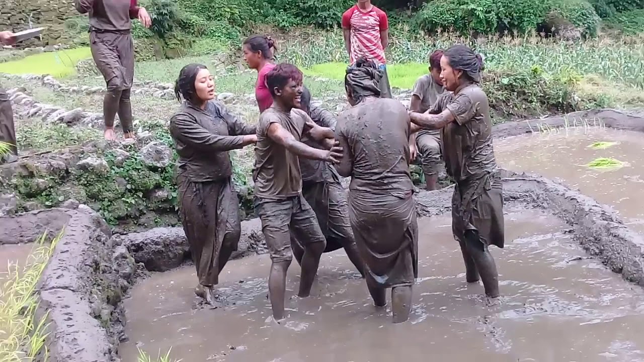 काम गर्दा पनि रमाइलो छ भुजुङ गाउँमा ।।
