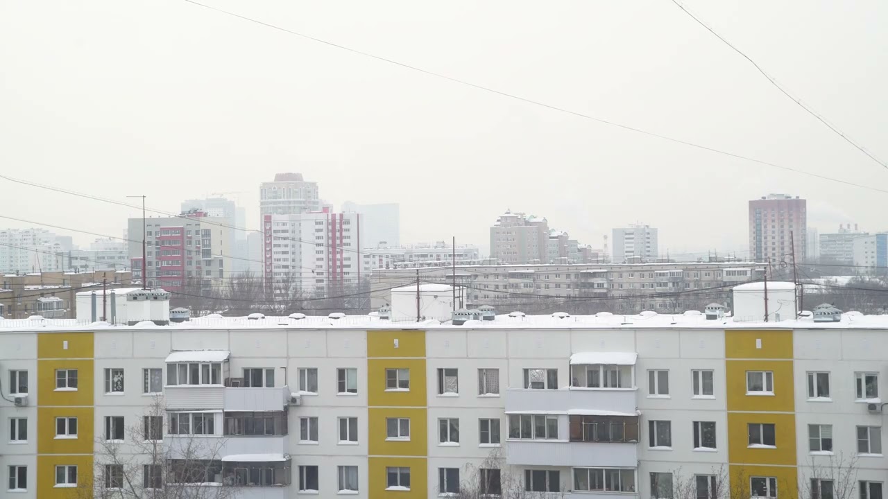 Город за окном — жилые дома, дымка, покой