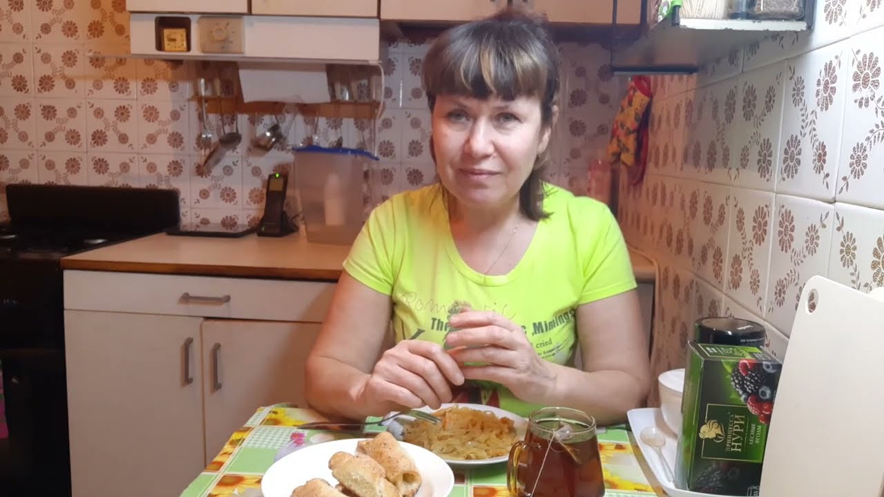 Питаюсь на 5000 руб  Капустный салат, тушеная капуста, куриный суп лапша