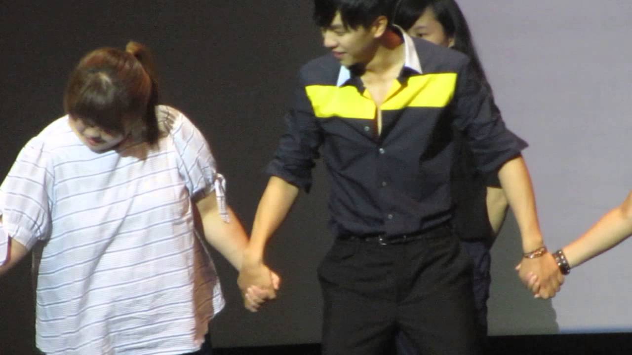 2013.9.7 Lee Seung Gi in Singapore ..hilarious hula hoop game ^^
