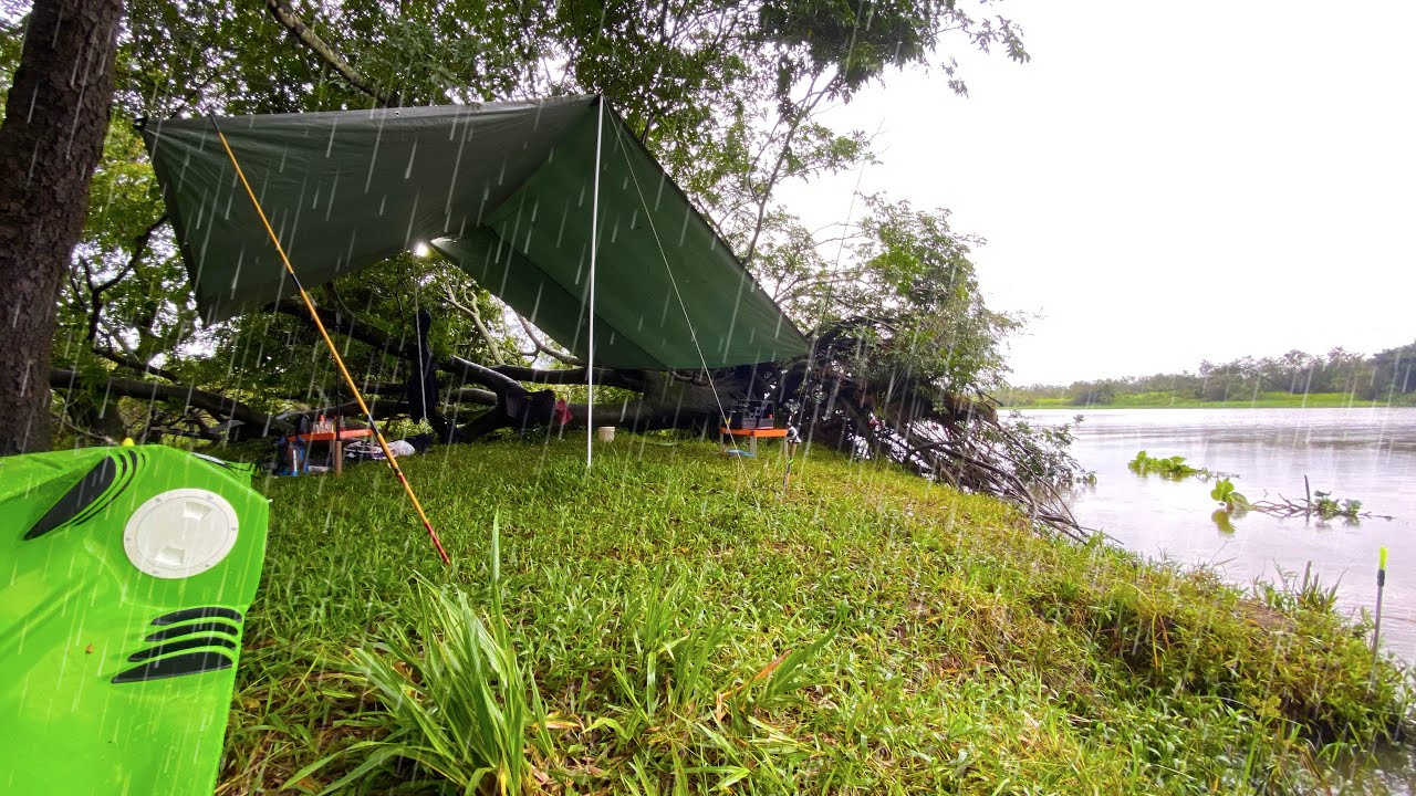 PESCARIA EM DIA DE CHUVA ! Acampamento Aguentou firme...