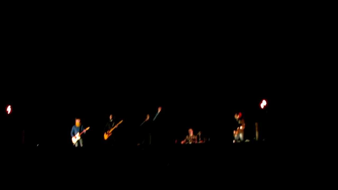 Aknestik - Suomirokkia Haukiputaan kunnantalon katolla