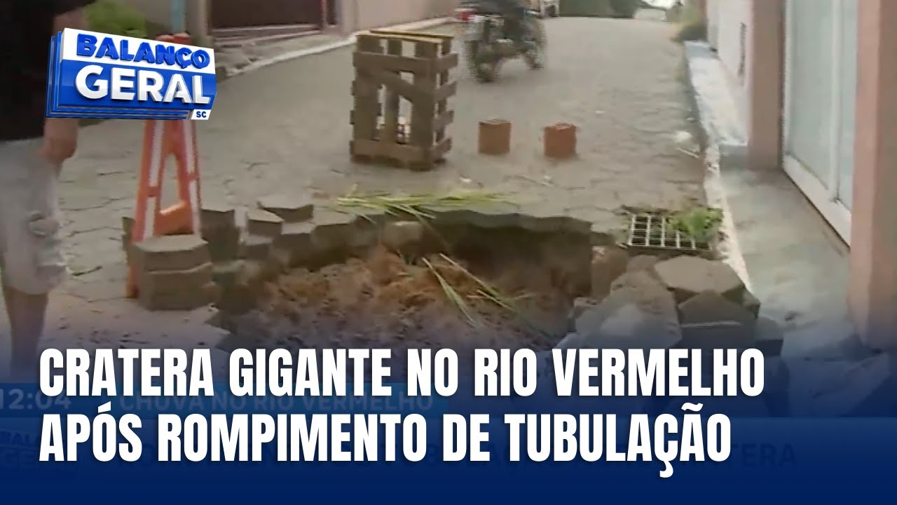 Rompimento de tubulação abre cratera no Rio Vermelho, em Florianópolis