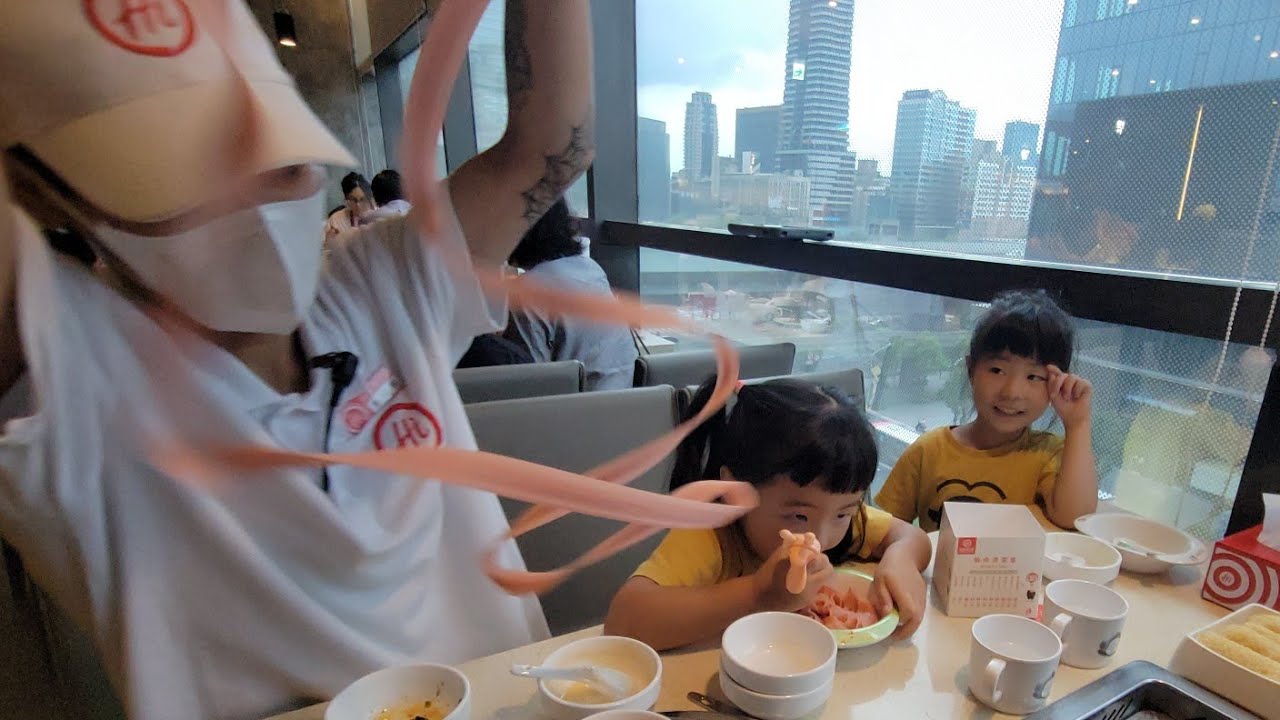 【台北京站-海底撈火鍋】絕佳座位看變臉！小朋友也有美甲服務～(媞5Y9M29D、喬4Y3M29D)