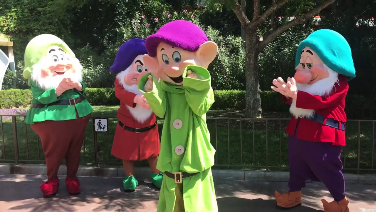 Snow White and the 7 Dwarfs visit Disneyland!