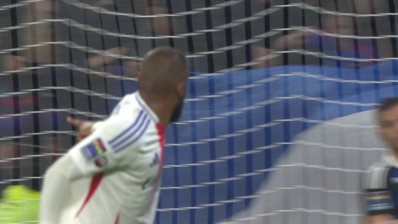Alexandre Lacazette termine victorieusement une magnifique action collective lyonnaise !