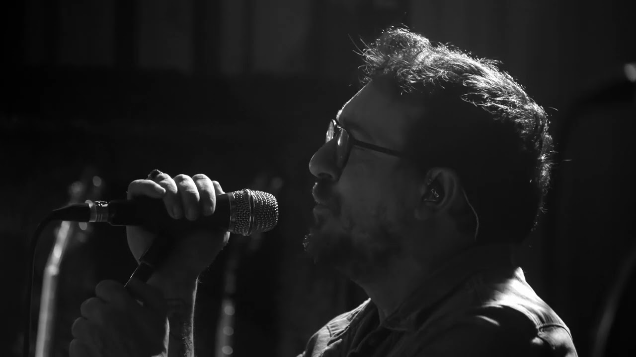 La Vela Puerca - Va A Escampar (Vivo A Contraluz)