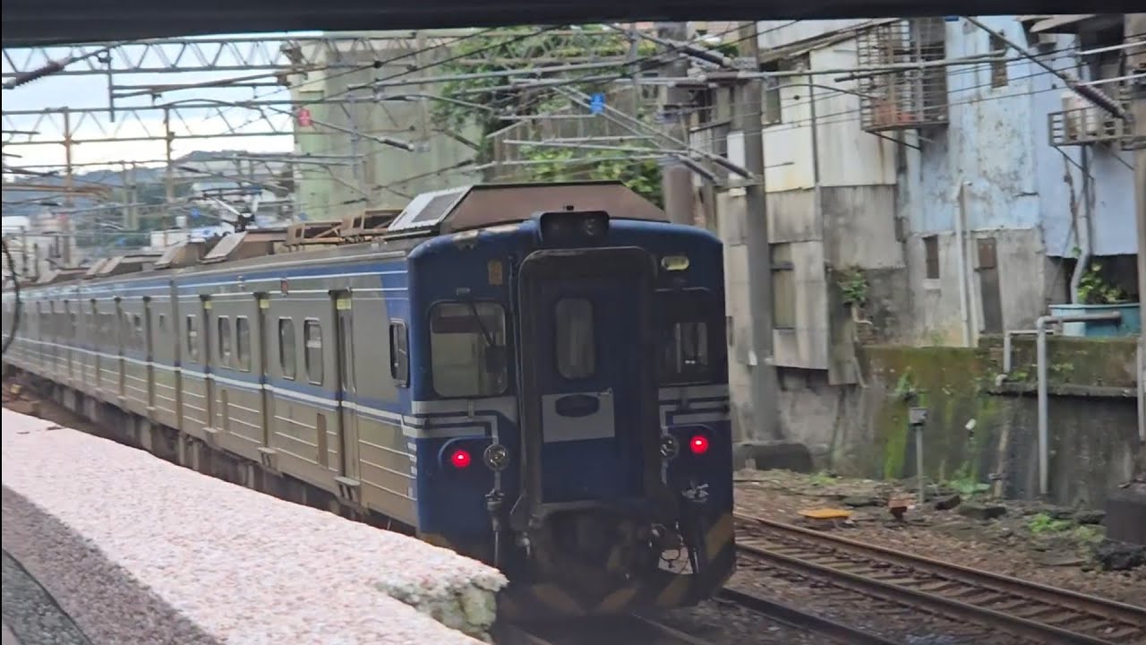 4111次南澳發車開往樹林的EMU500型八輛二編組EMU518+EMU517連號聯掛聯動聯運轉區間車，和4006次桃園發車經由北迴線開往和平的銀綠色微笑號EMU900型十輛一編組EMU907區間快車