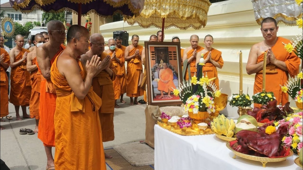 หลวงพ่อท่านพระครูปลัดสุวัฒนรัตนคุณ เจ้าอาวาสวัดท่าซุง ร่วมบวงสรวงและเจริญพระพุทธมนต์ ณ วัดอุทยาน