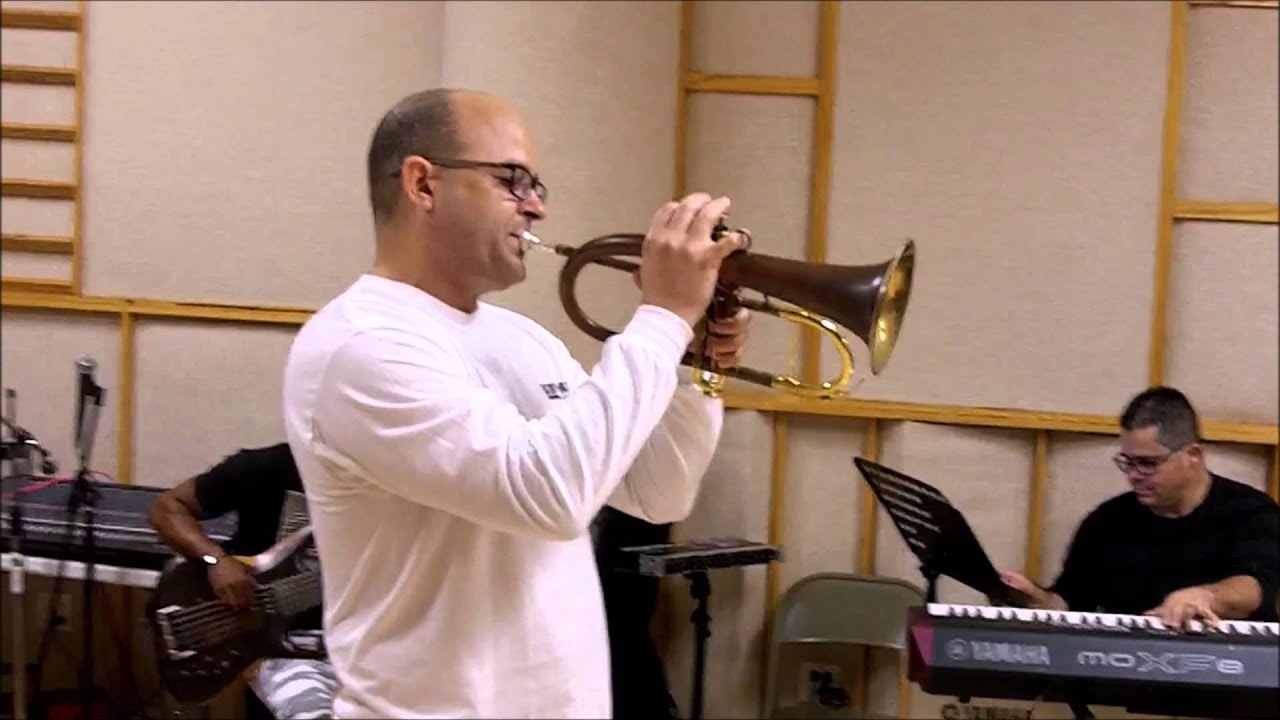Luis Aquino ensayando con su banda/ Luis Aquino rehearsing with his band