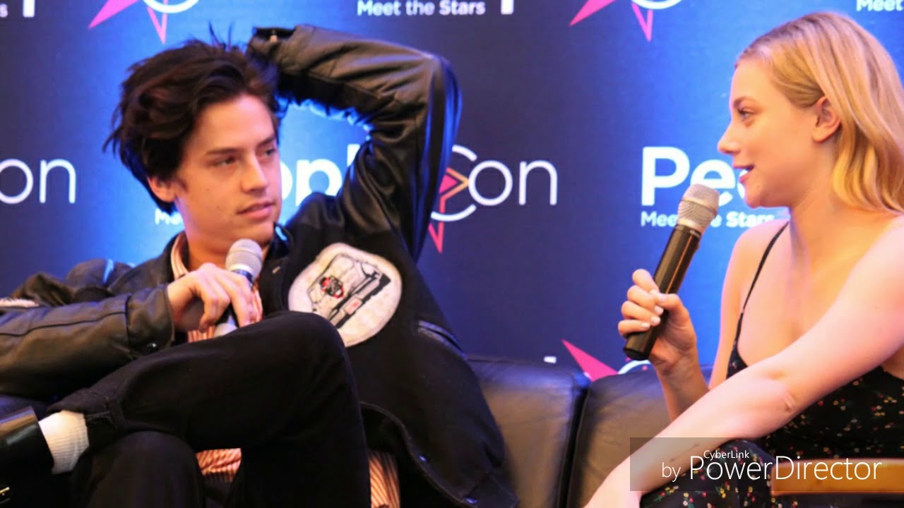 fotos e vídeos do cast de Riverdale na RIVERCON PARIS