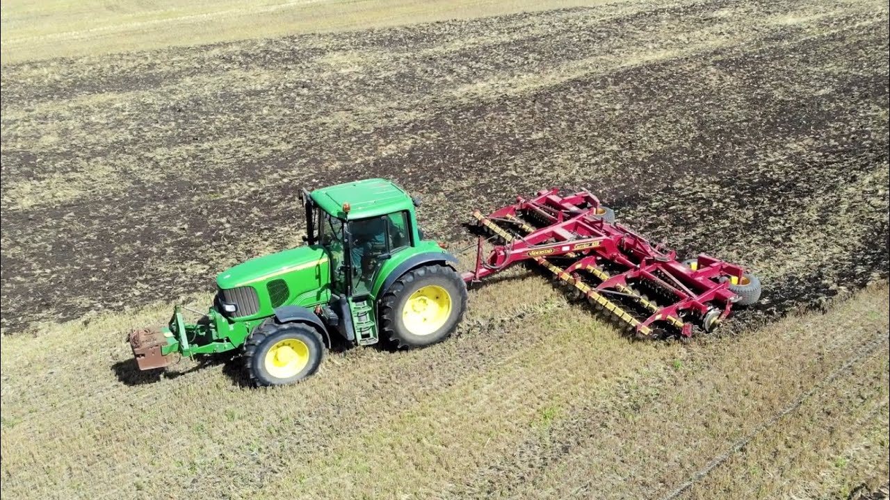 John Deere 6920 working a Vaderstad Carrier 650