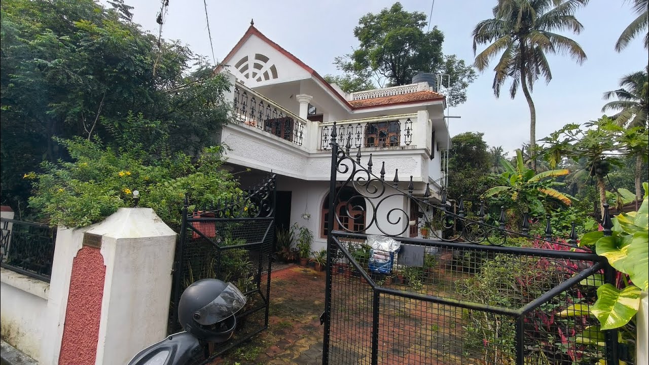 Used House For sale. എറണാകുളം ആലുവ ടൗൺ Near.8 സെന്റ്. 4 BHK Metro station Highway nearly.