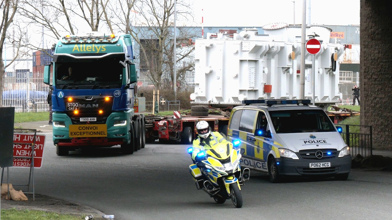 Police escort a 200 tonne abnormal load through Liverpool 