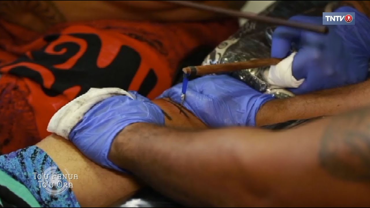Tatouage traditionnel à Moorea