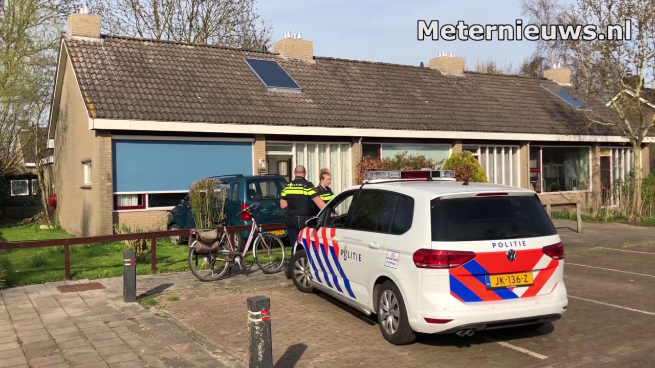 Automobilist rijdt eigen woning in Friese Nijland binnen