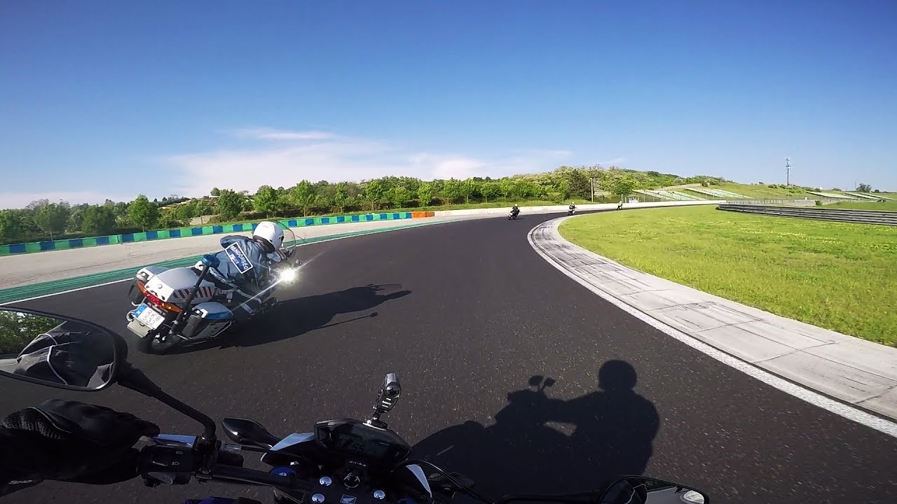 Első köreim a Hungaroringen | Bedöntötte a motoros rendőr