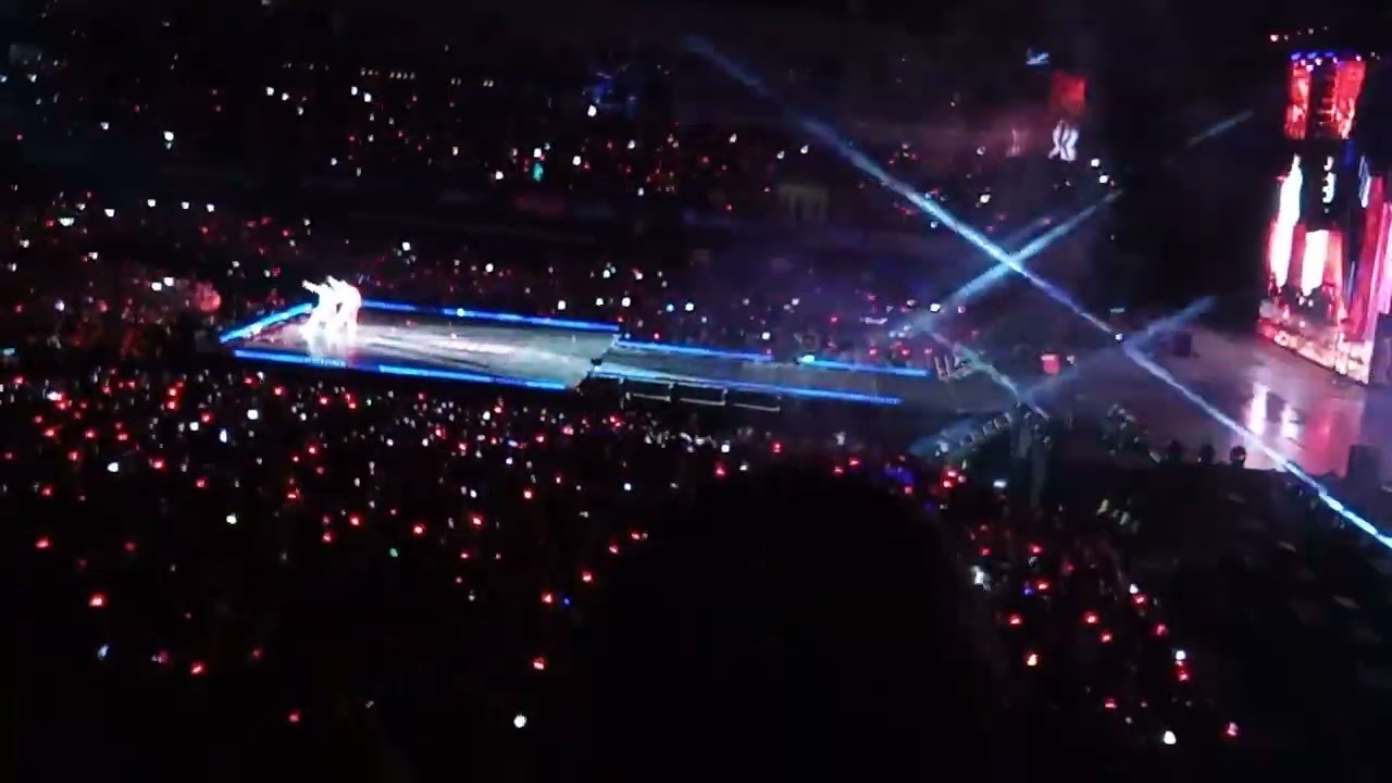 Día 1 subiendo un vídeo del concierto de los skz esq yo los fui a ver