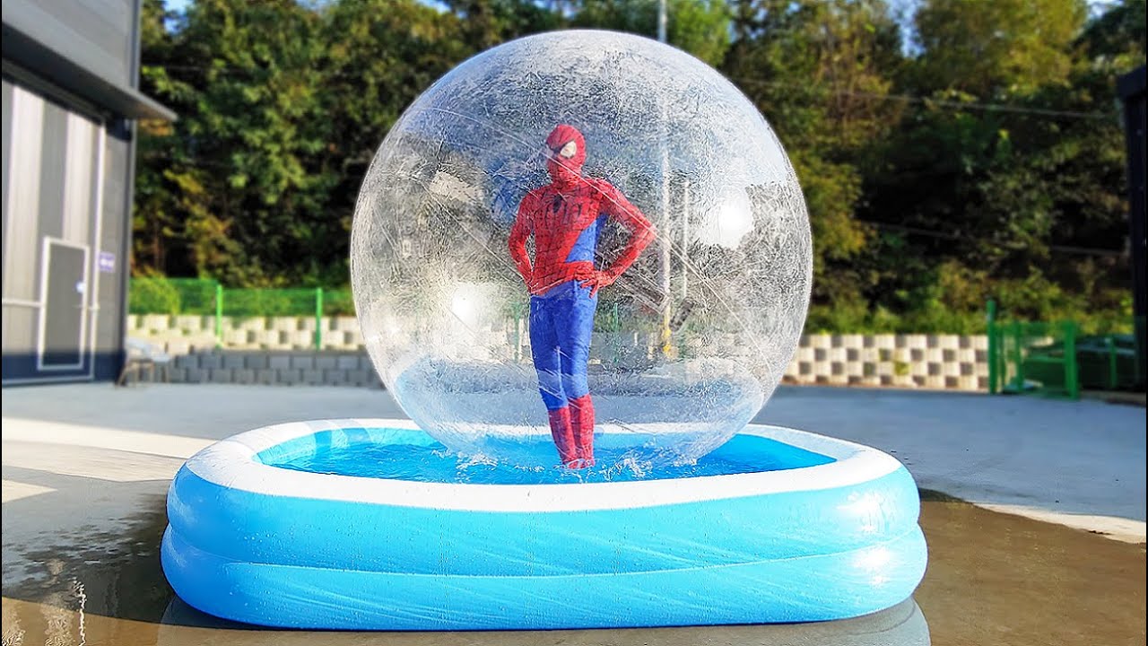 Spider Man İnside a Giant Balloon İn The Pool