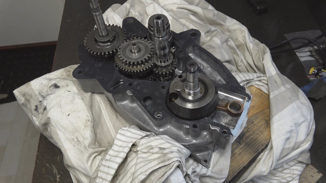 Suzuki K50 -  Ihopmontering av motor -  Del 2. Packning, motorhalvor, utgående drev.