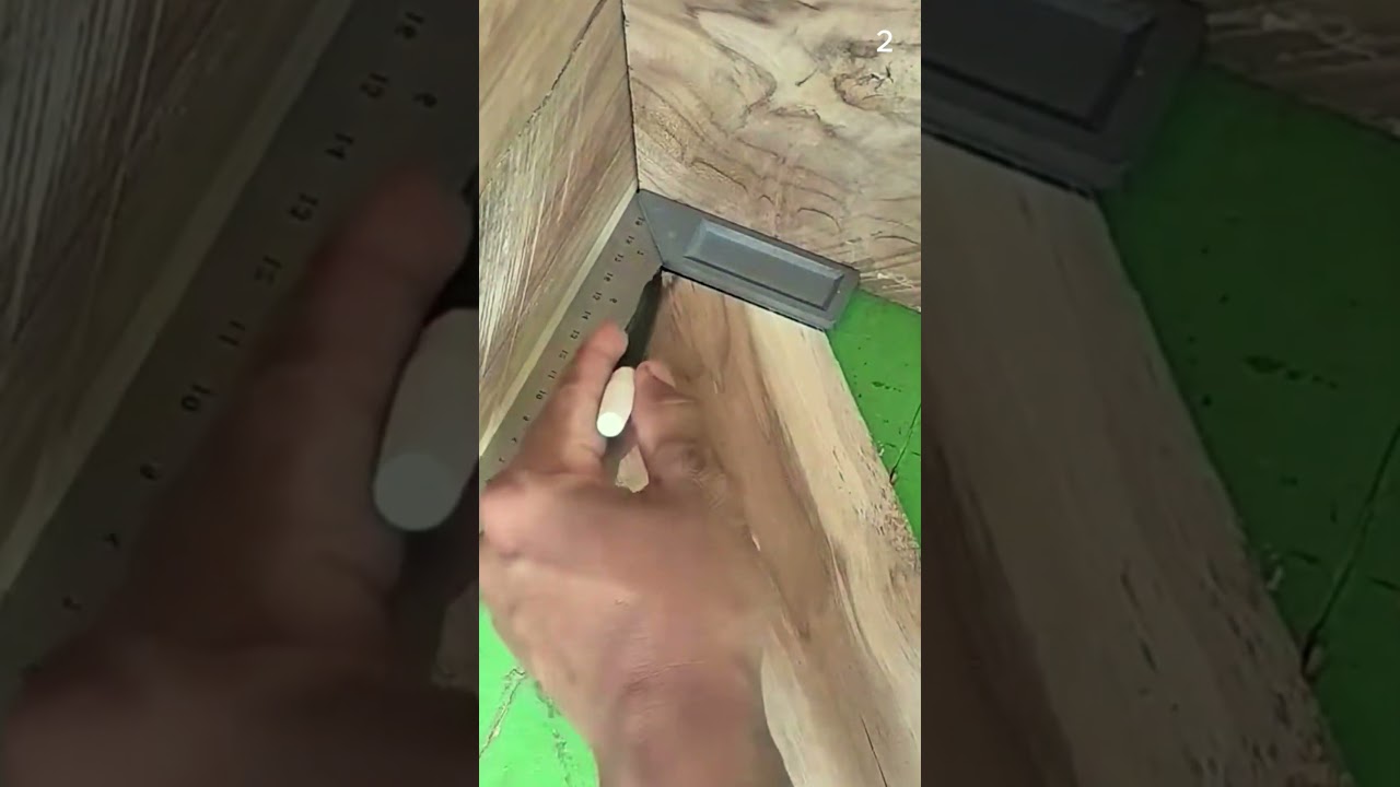Skill seorang pekerja menggaris kayu menggunakan penggaris siku #shorts