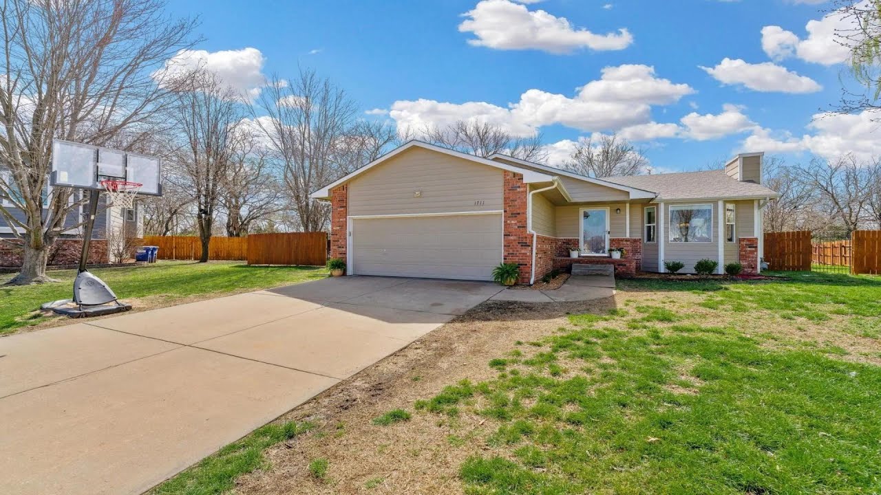 NEW LISTING: 1711 N Hawthorn Ct Andover KS 67002