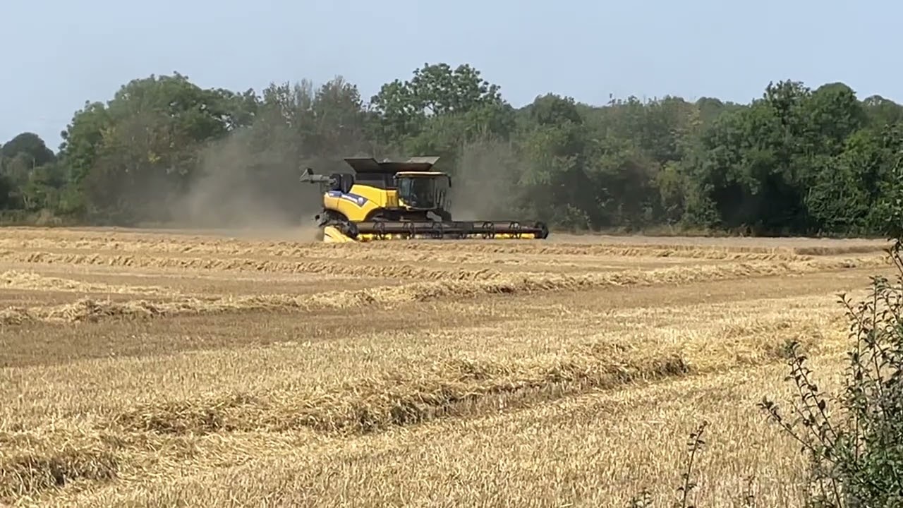 New Holland CR10.90 spring barley 2025