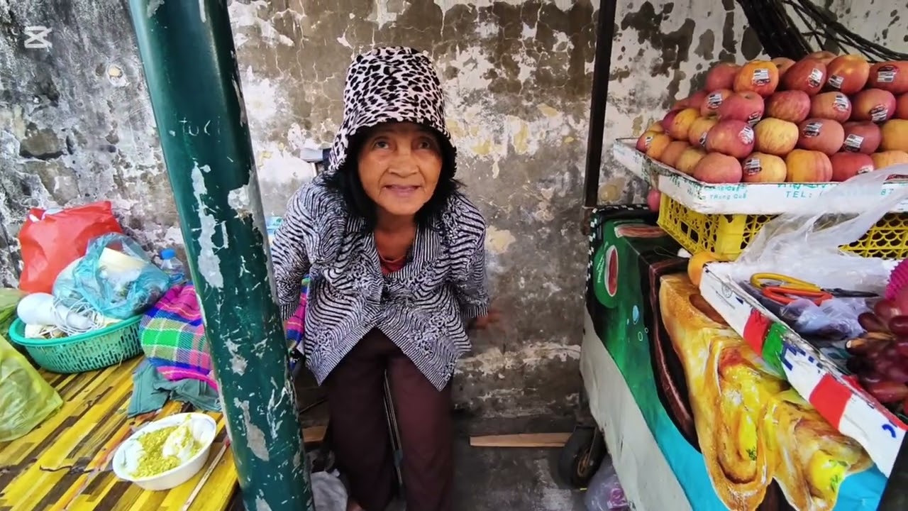 សួរសុខទុក្ខយាយលក់ផ្លែឈើ រួចញ៉ាំបបរឈាមជ្រូកកូនគាត់លក់