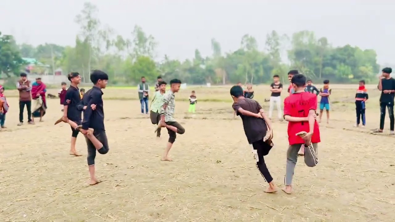 সাধারণ সুন্দর একটি খেলা প্রতিযোগিতা চলতেছে মোরগ লড়াই