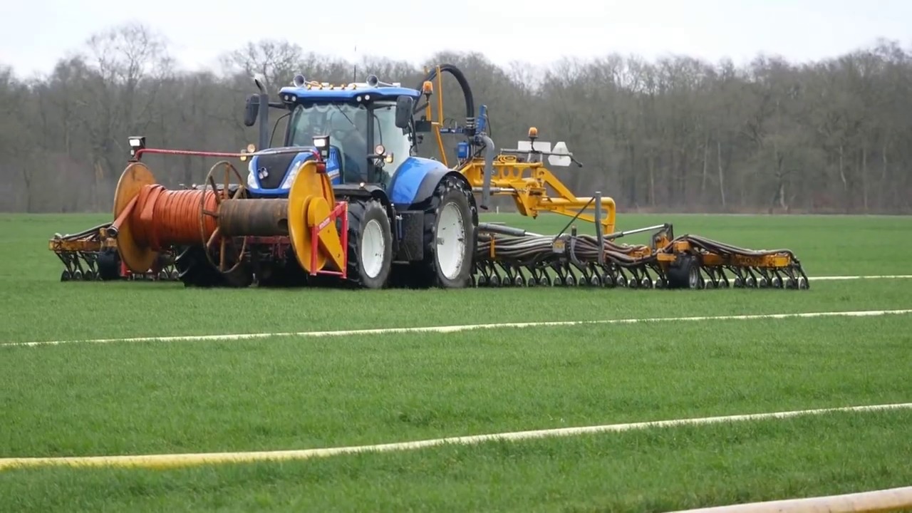 Sleepslangen in Harich door loonbedrijf A. Rijpma II New Holland T7.270