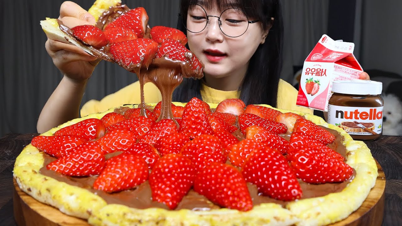 Пицца с клубникой и шоколадом🍓🍕Mukbang ASMR