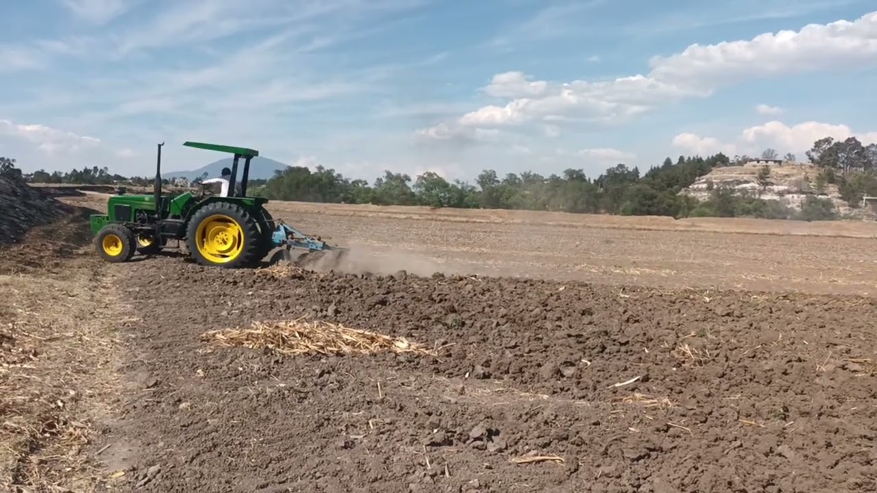 Trabajando con el jonhdeere 2300 