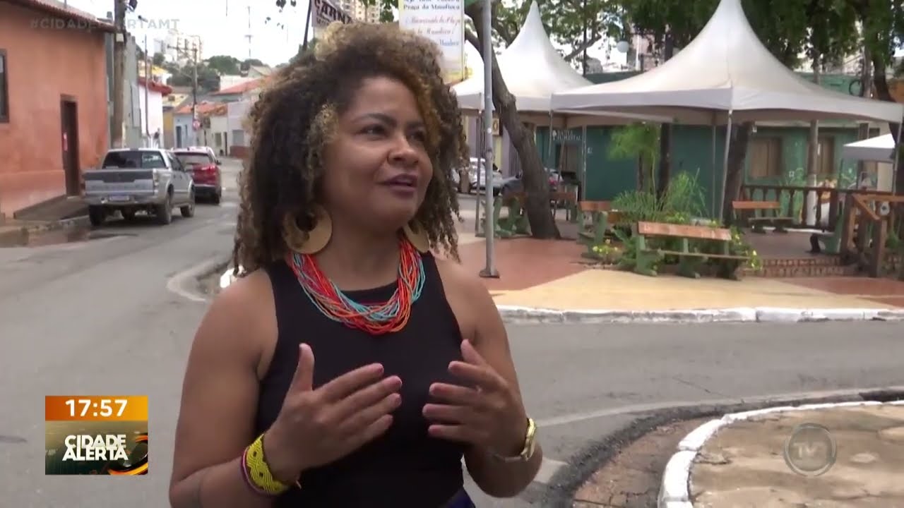 Placa na praça da mandioca afirma que espaço era usado como local para 