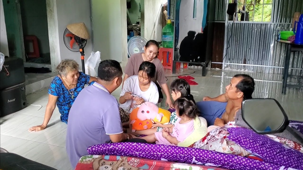 Hôm Nay Nhà Anh 4 Lợp La Phong Dán Gạch Mua Máy Giặt và Mua Được Bộ Ghế 500k | út đạt | 571